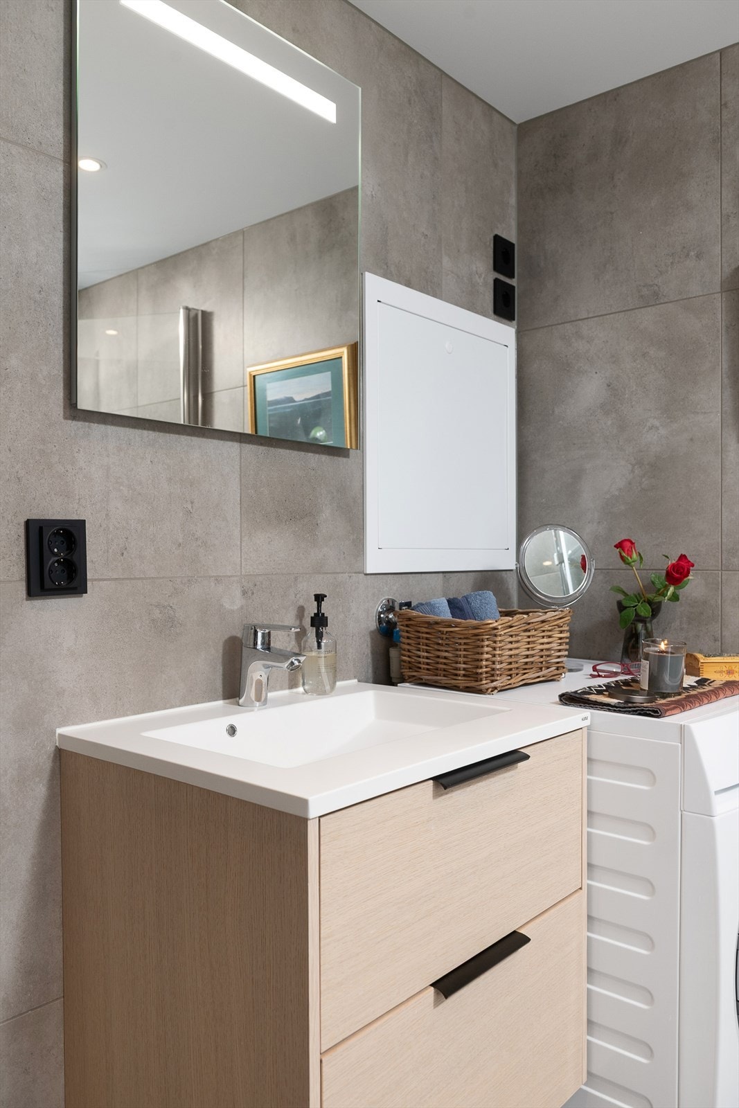 Servantinnredningen har skuffer for oppbevaring. Galleribilde