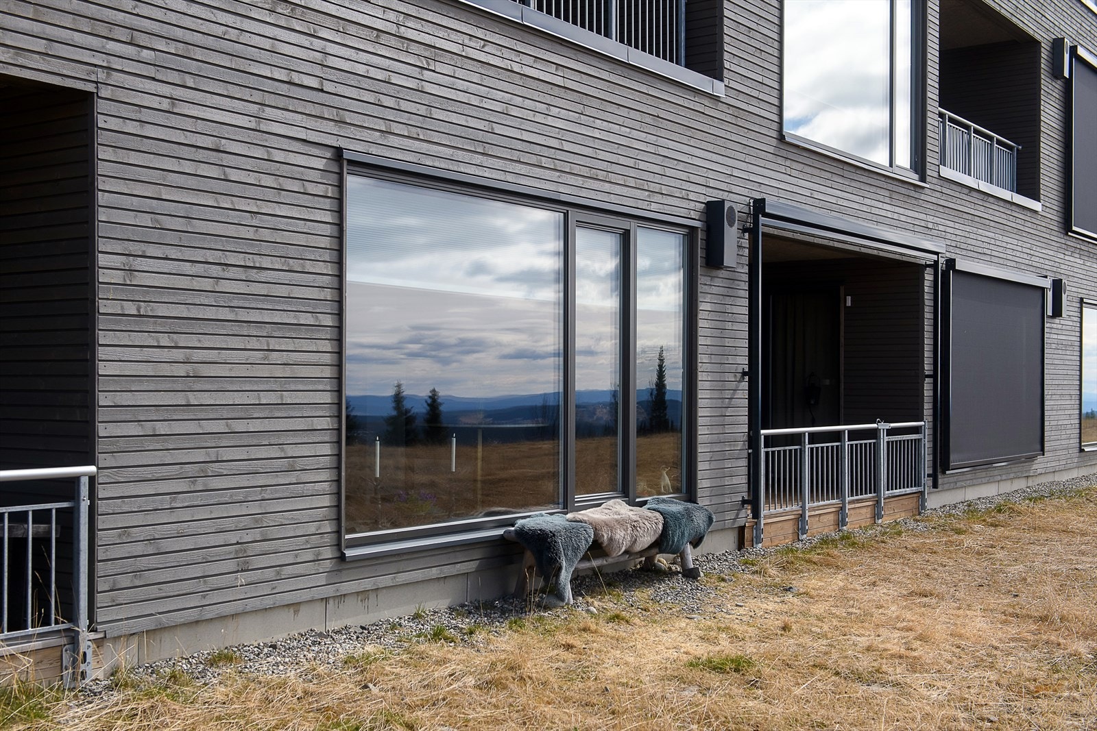 Leiligheten ligger i 1. etasje. Dette er et ypperlig utgangspunkt for turer og aktiviteter hele året. Praktisk talt rett ved skiløypa! Galleribilde