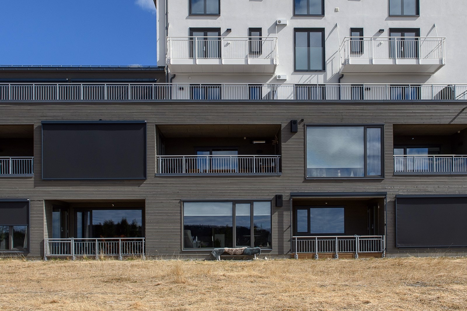 Utenfor leiligheten er det relativt flatt terreng og grøntarealer. Store lysflater slipper inn rikelig med lys i leiligheten. Galleribilde