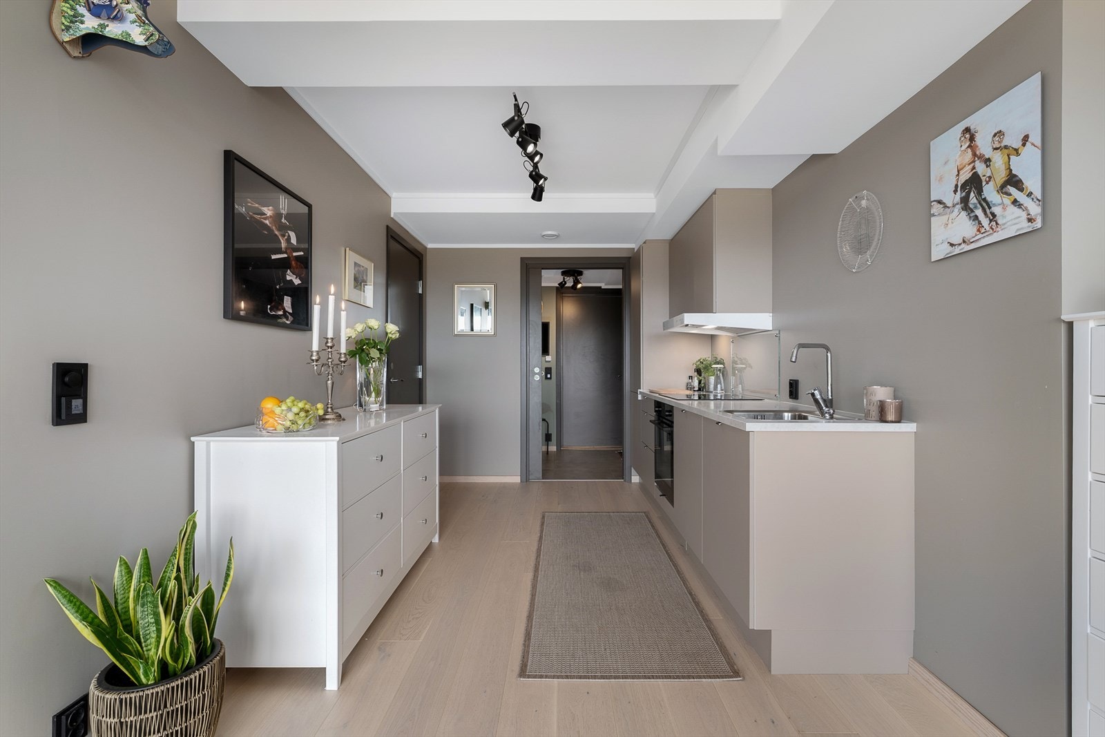 Kjøkkenet er moderne og funksjonelt. I tillegg er det plass til oppbevaringsmøbler i forbindelse med kjøkkenet. Galleribilde