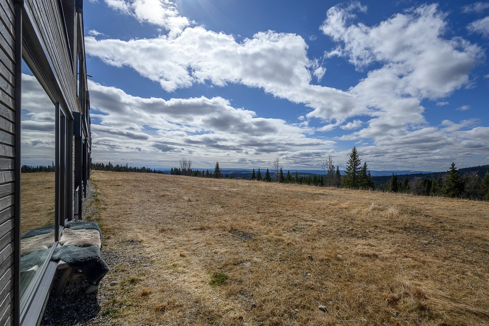 Fint utsikt fra leiligheten. Her kan du slappe av i sola etter en dag på tur. Det er adkomst fra felles inngang på oversiden av bygget. Heis. Egen bod i enden av bygget der det er mulig å gå direkte ut på terreng. Utendørs biloppstillingsplass. Galleribilde
