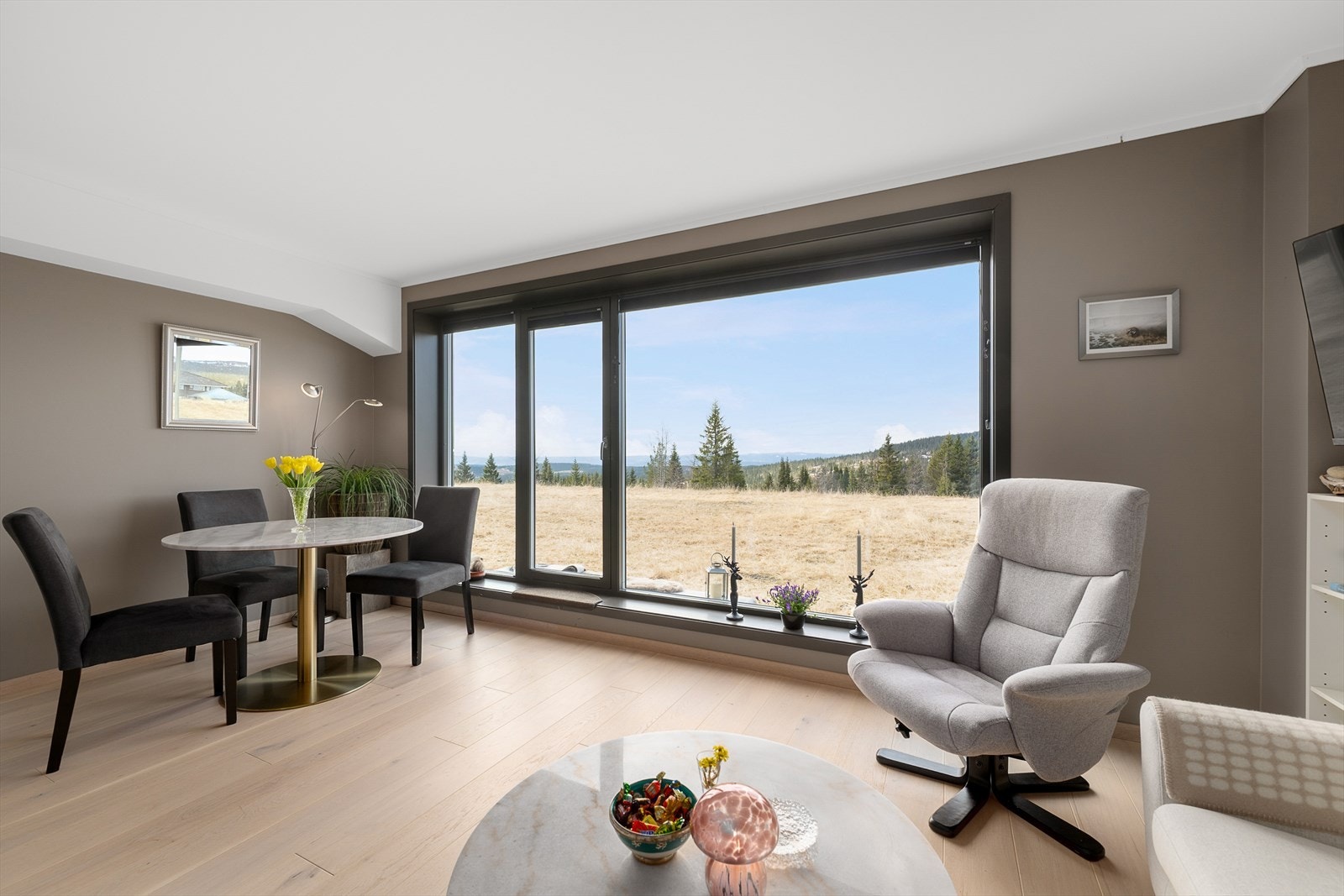 De store vinduene i leiligheten slipper et herlig, naturlig lys inn i rommet og du er tett på naturen. Et av vinduene kan åpnes med mulighet for adkomst ut. Galleribilde