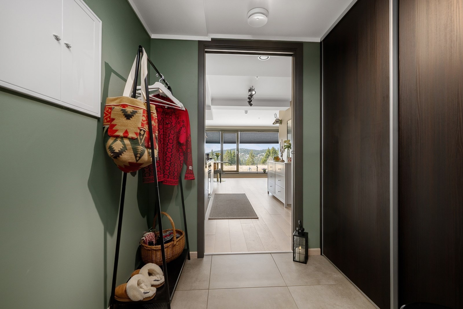 Fra gangen og inn i oppholdsrommet er det mulig å dele av med en praktisk skyvedør. Galleribilde