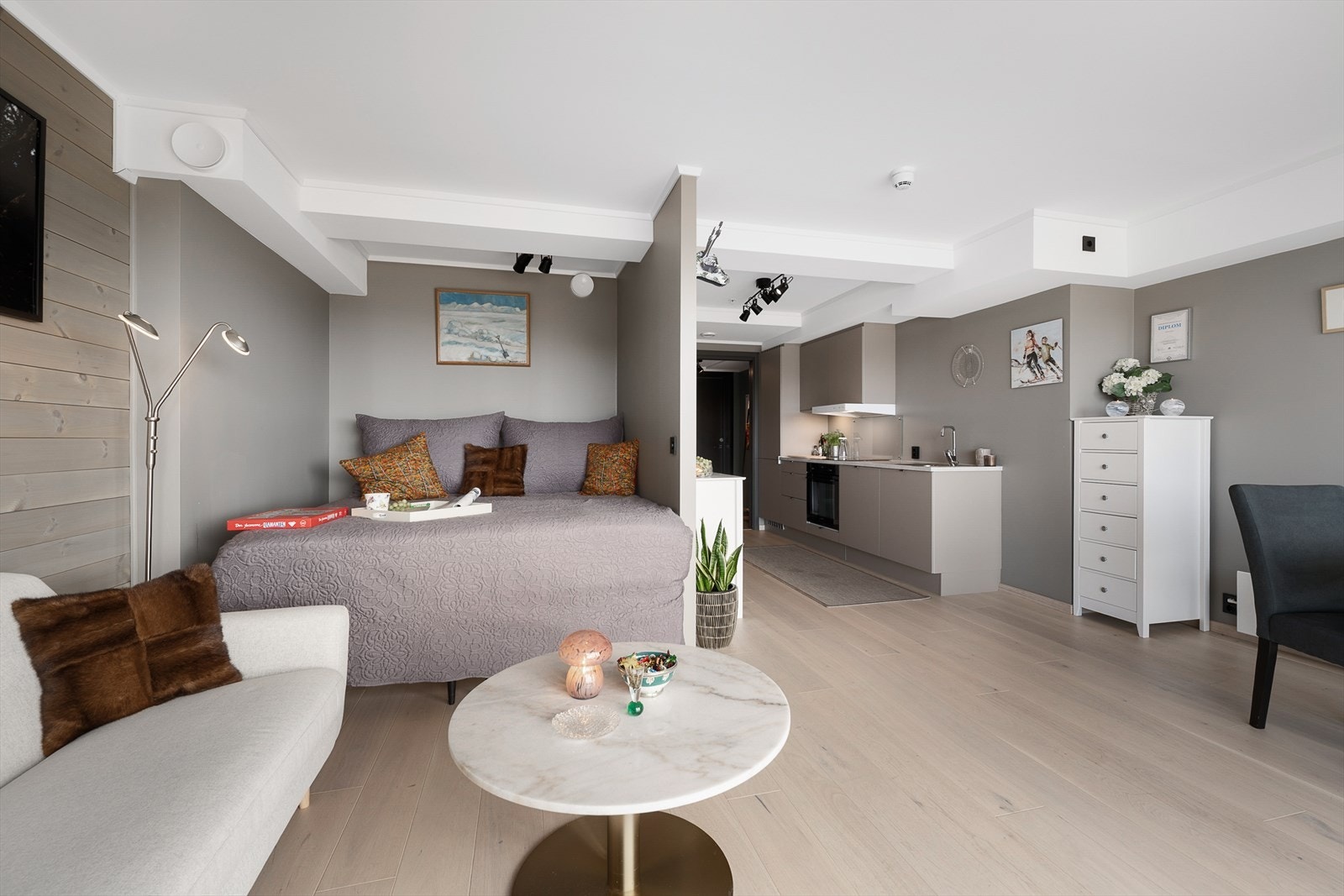 Leiligheten har et gjennomført og helhetlig fargevalg og arealet fremstår som svært god utnyttet med en åpen løsning mellom stue og kjøkken med sovealkove. Galleribilde