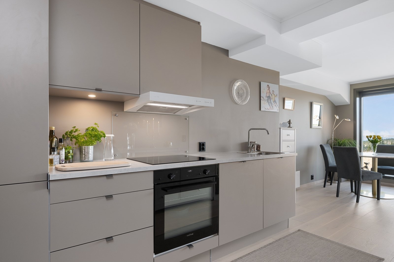 Over-og underskap samt skuffer for oppbevaring. Integrerte hvitevarer. Avtrekk over komfyr. Galleribilde