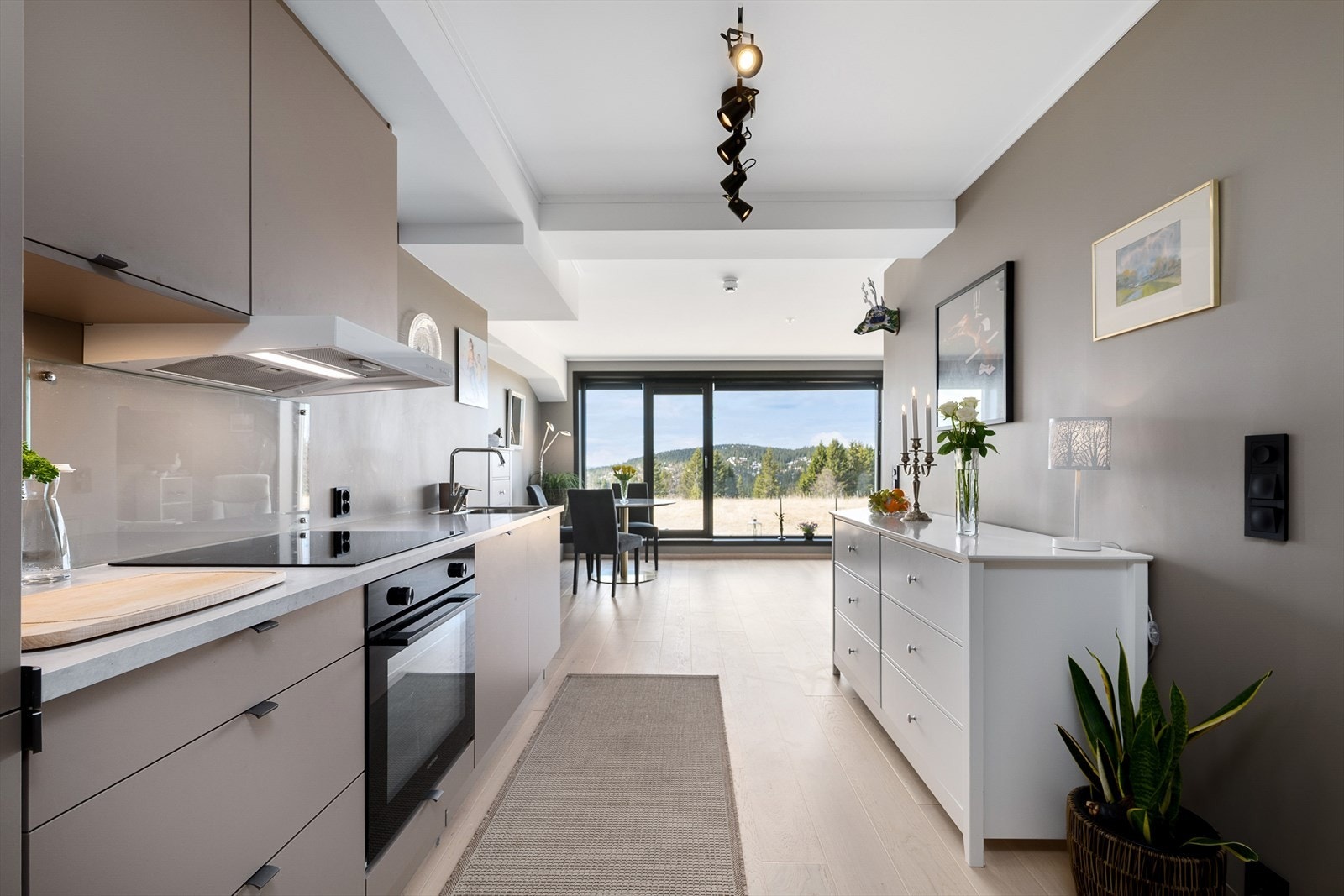 Moderne innredning med glatte fronter i laminat utførelse. Tidsriktig farge på innredningen som går ton i ton med veggen. Galleribilde