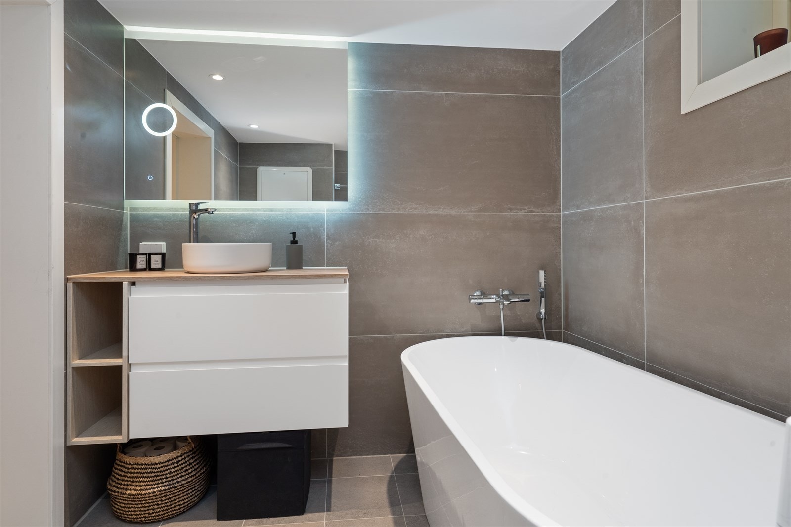 Badet er utstyrt med badekar, i tillegg til varmekabler i gulvet. Galleribilde