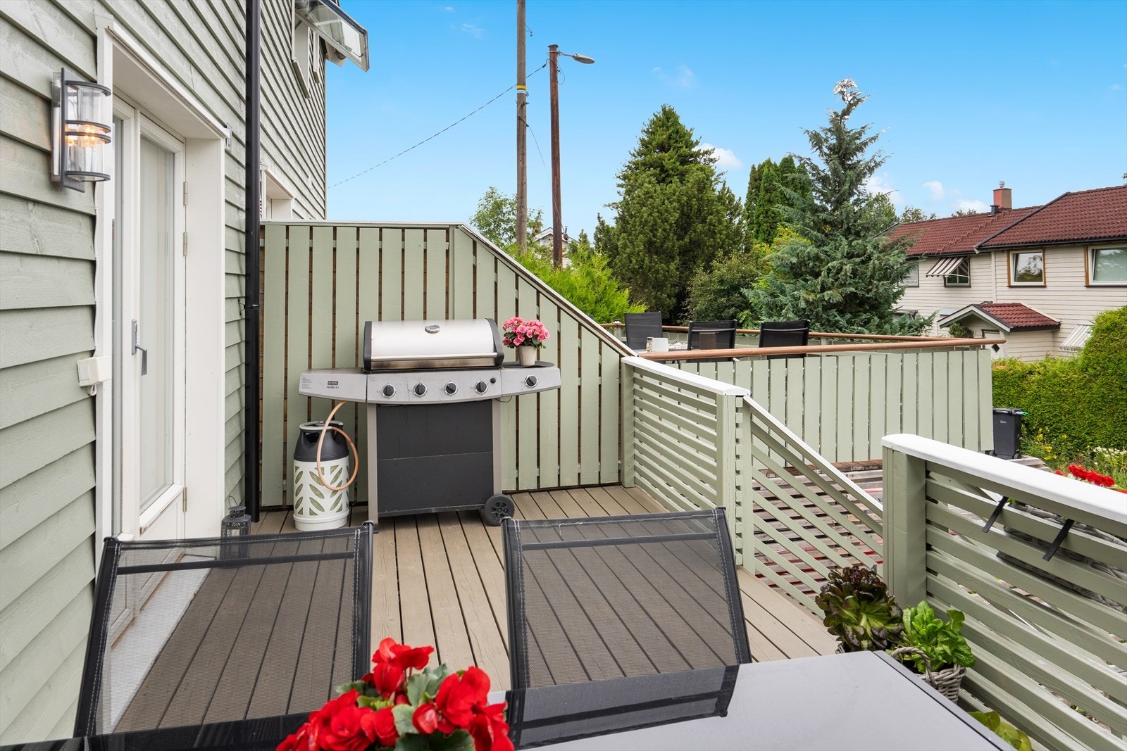 Direkte utgang til en terrasse på ca. 15 m² med god plass til utemøbler og grill. Galleribilde