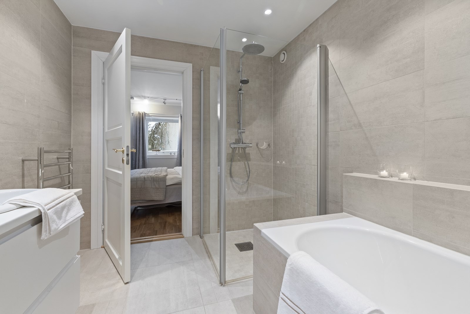 Svært pent bad med direkte adkomst fra sov 2 / hovedsoverom Galleribilde