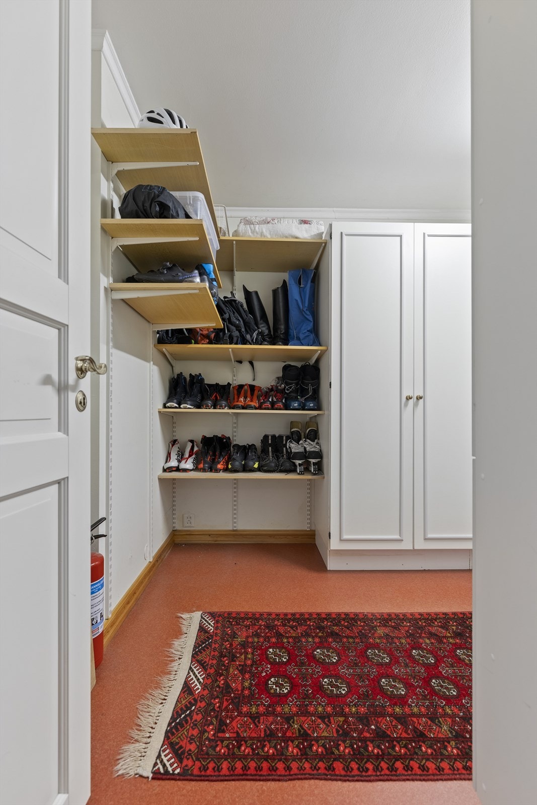 Stor bod (10,91 kvm) i underetasje Galleribilde