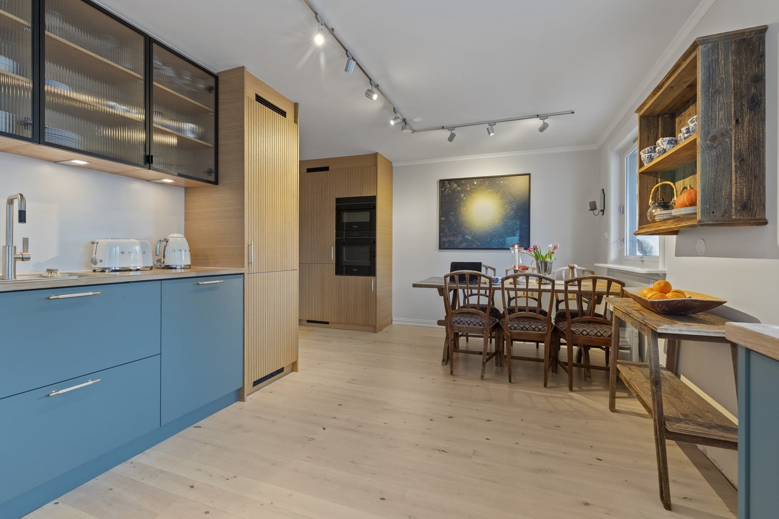 Kjøkken med hyggelig spiseplass. Rommet er på 21,15 kvm Galleribilde