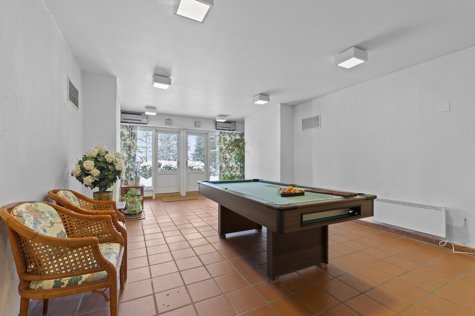 Sameiet har supre fasiliteter som treningsrom, to badstuer, biljardrom og felles gressplen. Fasilitetene er svært tilgjengelig spesielt for leiligheten som selges da disse rommene befinner seg på bakkeplan Galleribilde