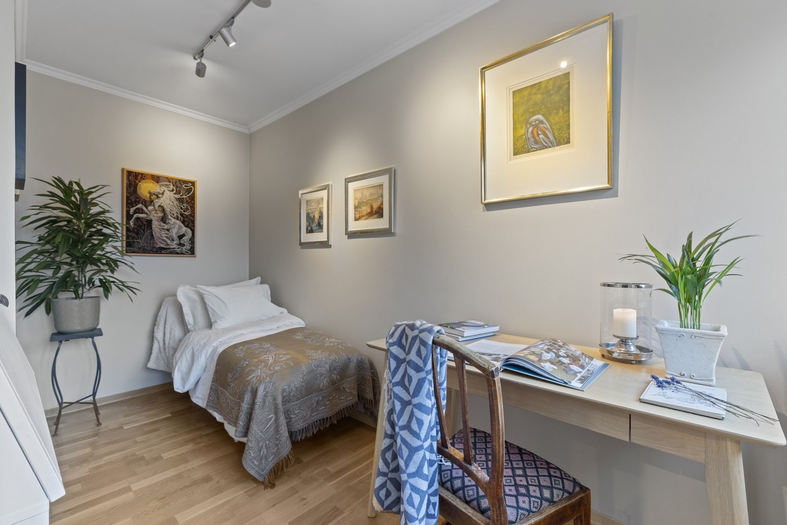 I hovedetasjen er det to soverom, plassert i hver sin ende av leiligheten Galleribilde