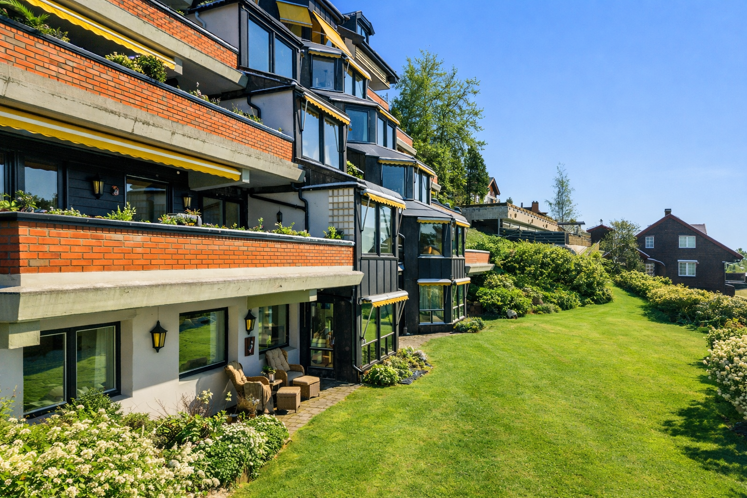 Leiligheten er på hele 244 kvm og går over 2 plan (KI-generert sommerbilde). Perfekt for alle som vil ha det praktiske ved å bo i en leilighet, men samtidig ha muligheten til å rusle ut på plenen for å lufte hunden eller bare kjenne gresset under føttene Galleribilde