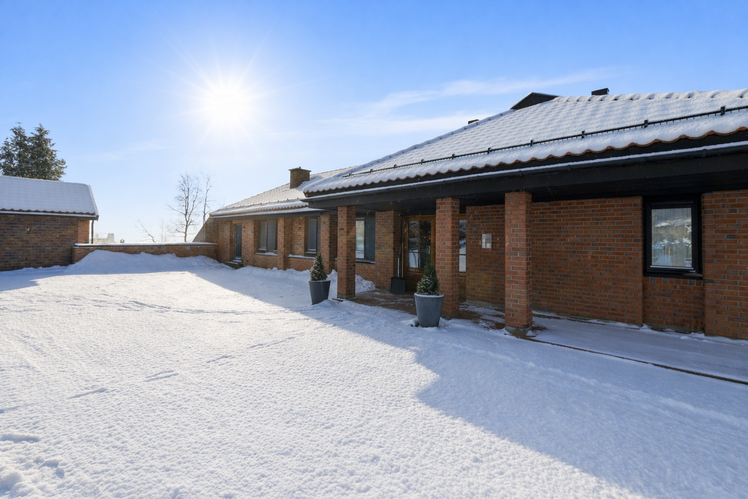 Gårds- og fellesarealene er pent opparbeidet med sittegrupper, plen, prydbusker og beplantning. Svært representativt inngangsparti ved Jerpefaret. Sameiet har en rekke gjesteparkeringsplasser på den asfalterte gårdsplassen Galleribilde