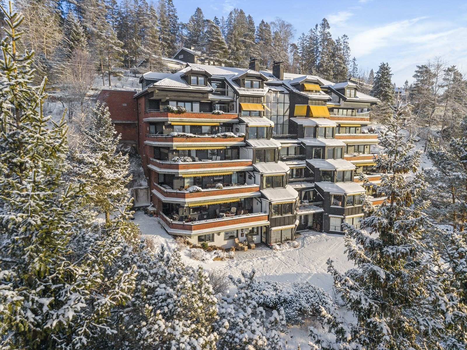 Veldrevet og ryddig sameie bestående av 10 boligseksjoner Galleribilde