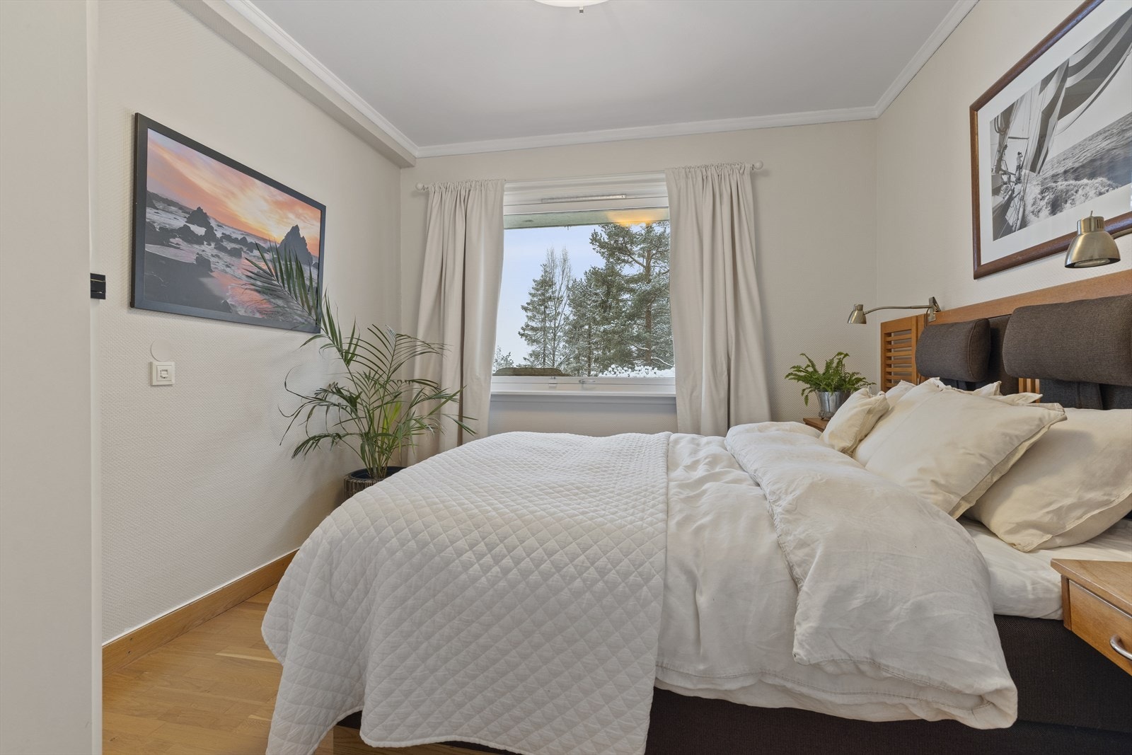 Det er to fine soverom i underetasjen Galleribilde