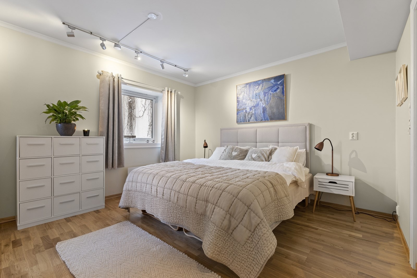 Stort og pent soverom 2 med rikelig lagring i garderobeskap Galleribilde