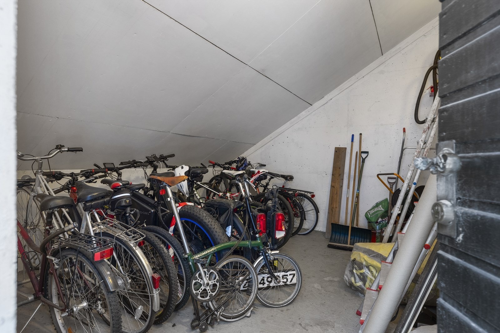 Den andre fellesboden ligger i bakkant av søppelhuset, ved gårdsplass Galleribilde