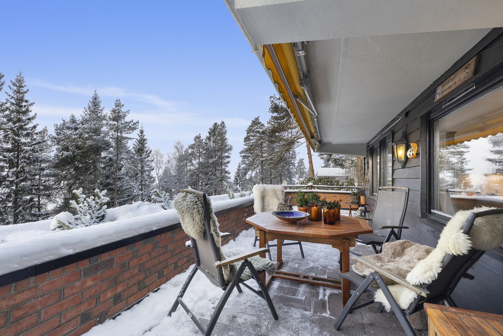 Utgang fra både kjøkken, stue og hovedsoverom. Verandaen er bygget med støpt betongdekke og murt rekkverk med integrerte blomsterbed. Hele uteplassen ble renovert i 2025 med nye membraner, beslag og veggarbeider Galleribilde