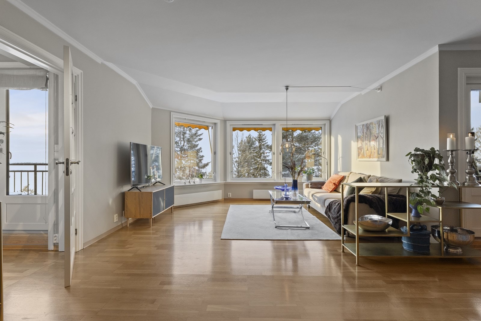 Stue med store vinduer ut mot den flotte utsikten Galleribilde