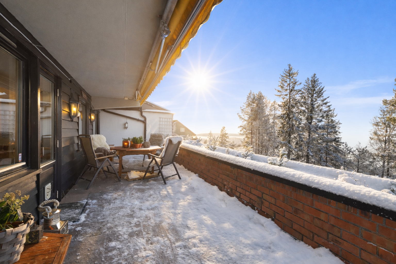 Verandaen i hovedetasjen er på ca. 41 kvm, har nydelige solforhold og vidstrakt utsyn mot indre Oslofjord, deler av byen, Nesodden, litt av Hurumlandet, samt Bærumsmarka og Nordmarka Galleribilde