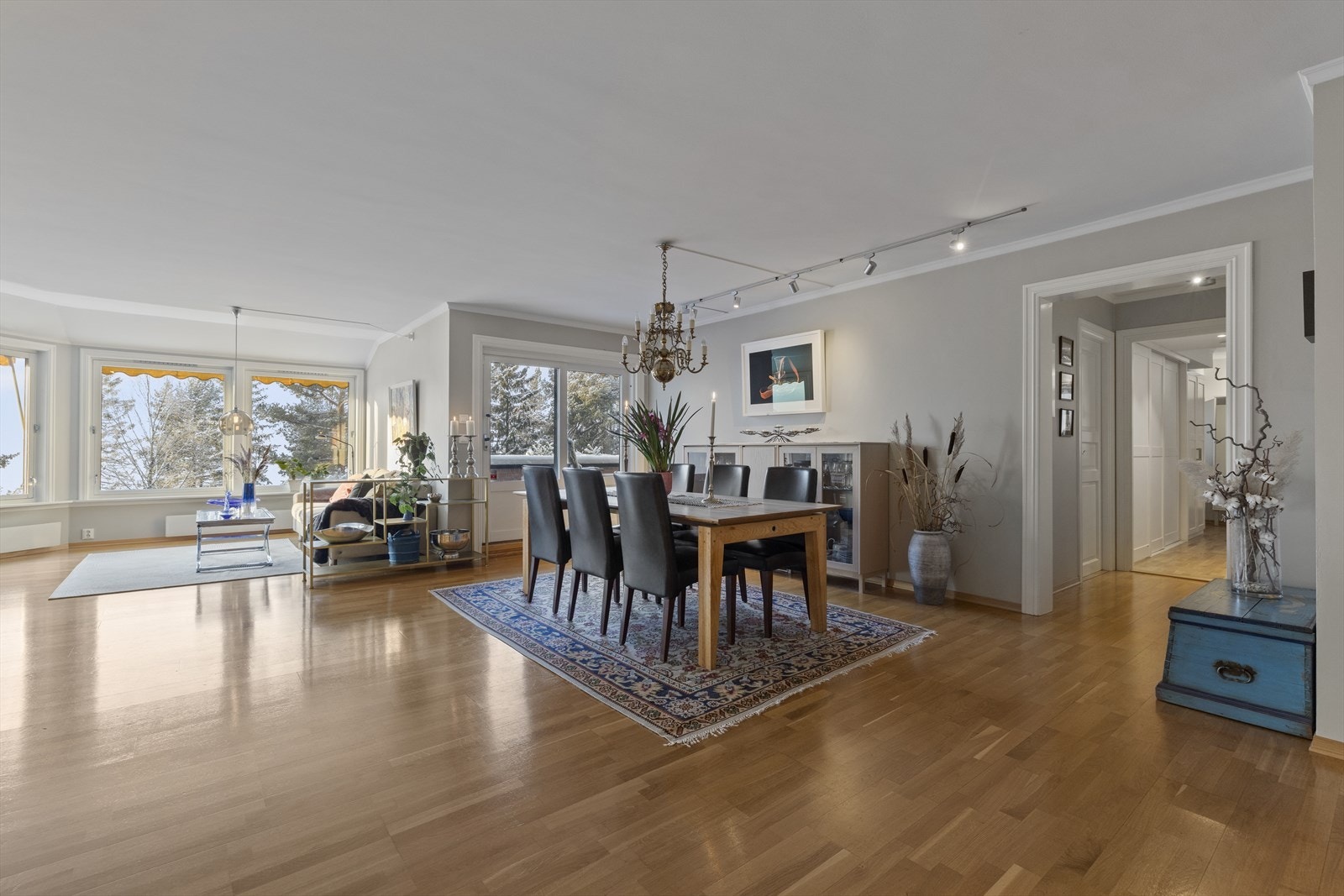 Spisestue med rikelig mulighet for å dekke bord til de store selskapene. Ved spisestuen er det en skyvedør ut mot stor, sydvendt veranda/terrasse Galleribilde