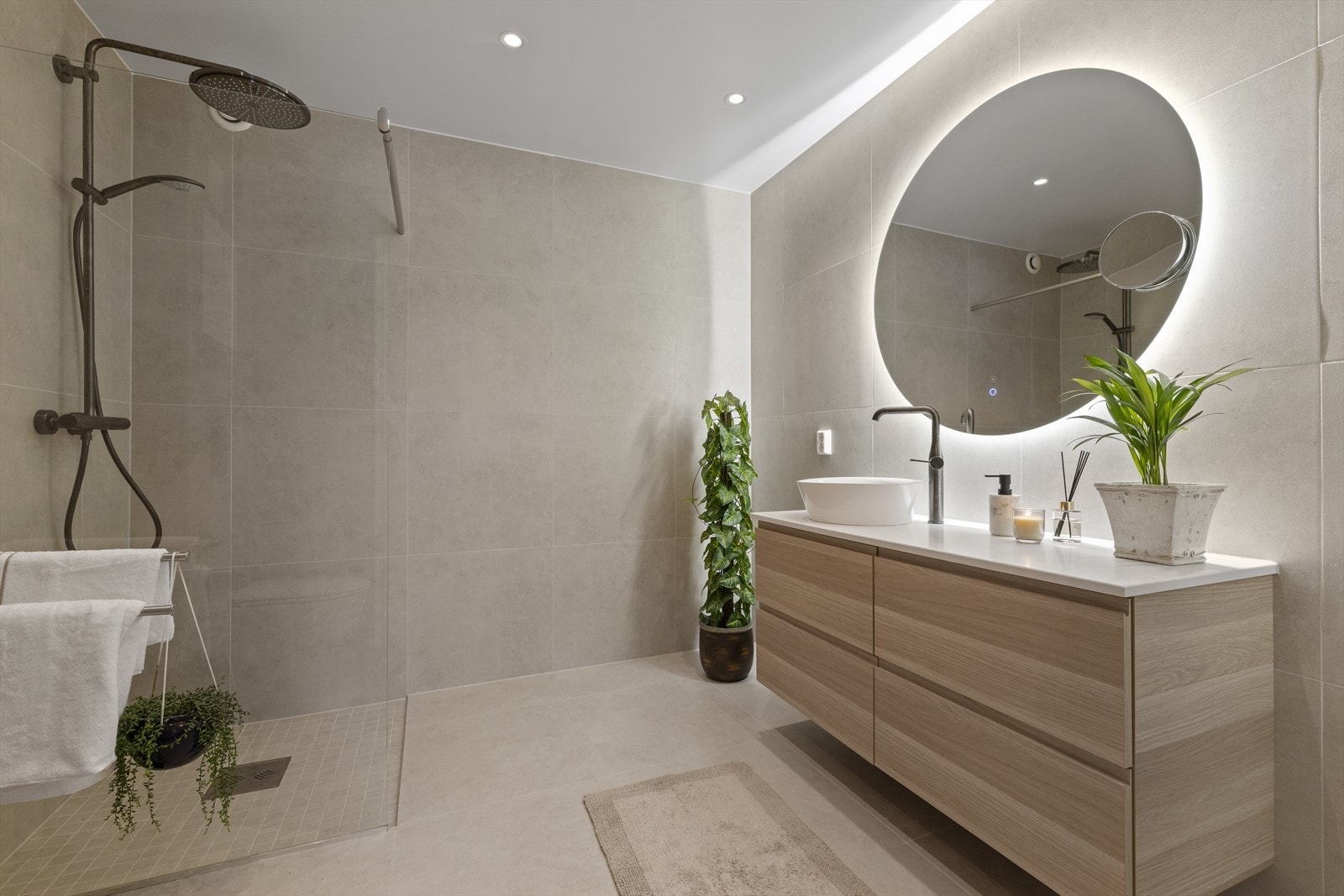 Rålekkert bad i underetasjen, renovert i 2022 av Oslo Byggrehab AS. Gulvet er bygget opp med membran og flislagt med varmekabler, vegger er flislagte, og himlingen er malt med plater Galleribilde