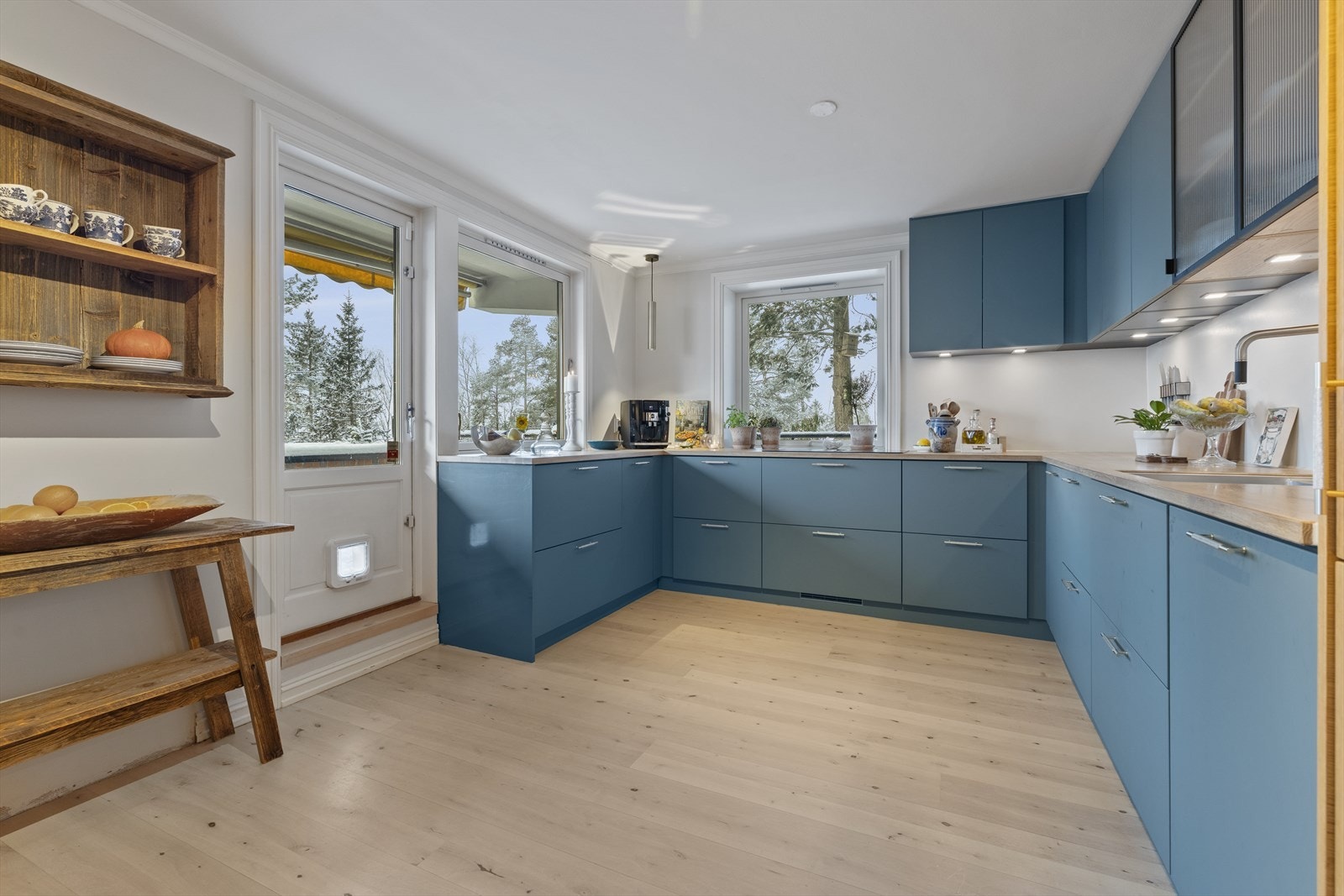 Lekkert kjøkken med direkte utgang til uteplass Galleribilde