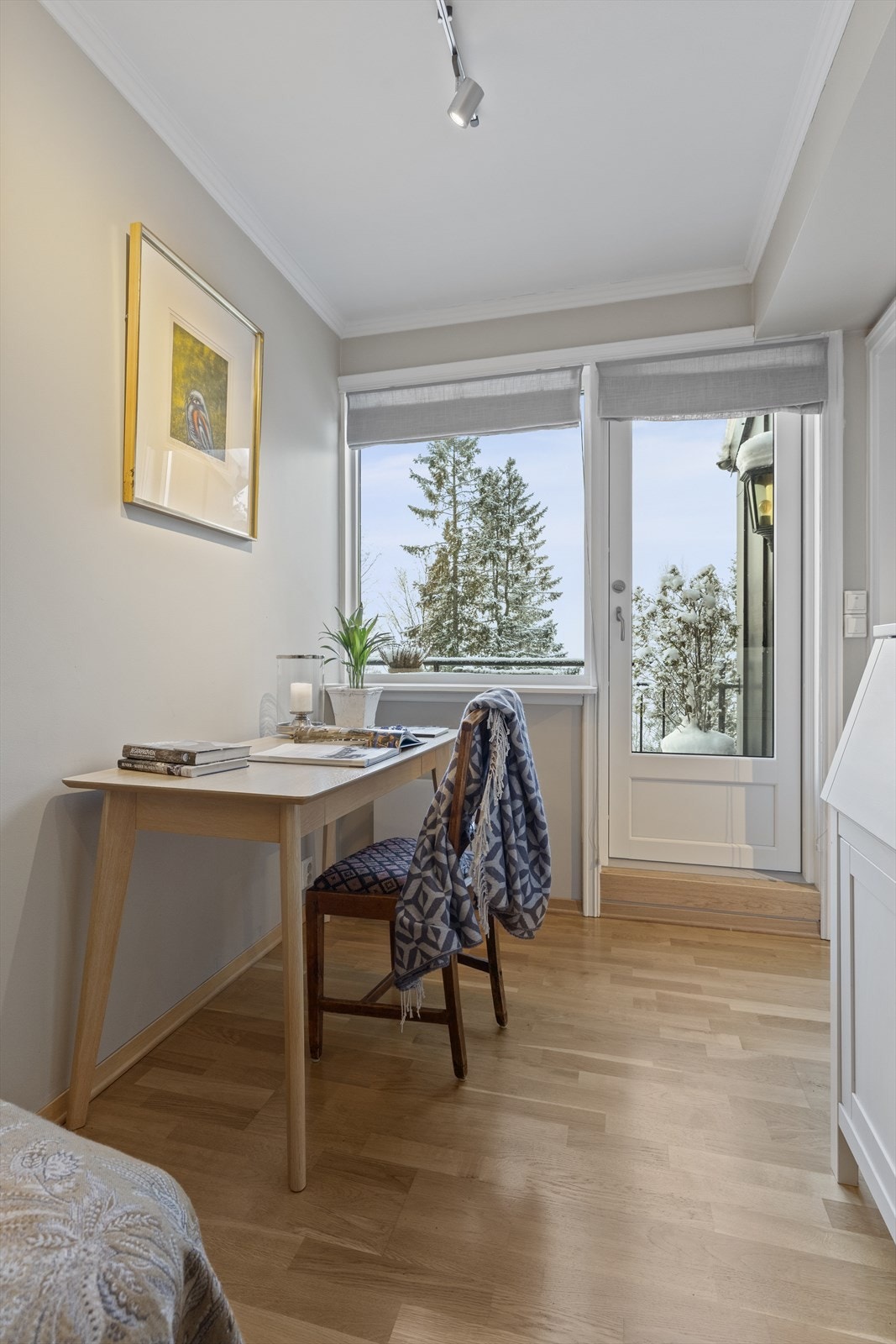 Eier har brukt dette rommet som et praktisk og skjermet hjemmekontor. Verandaen på utsiden har vært en kjærkommen plass for pausekaffe Galleribilde