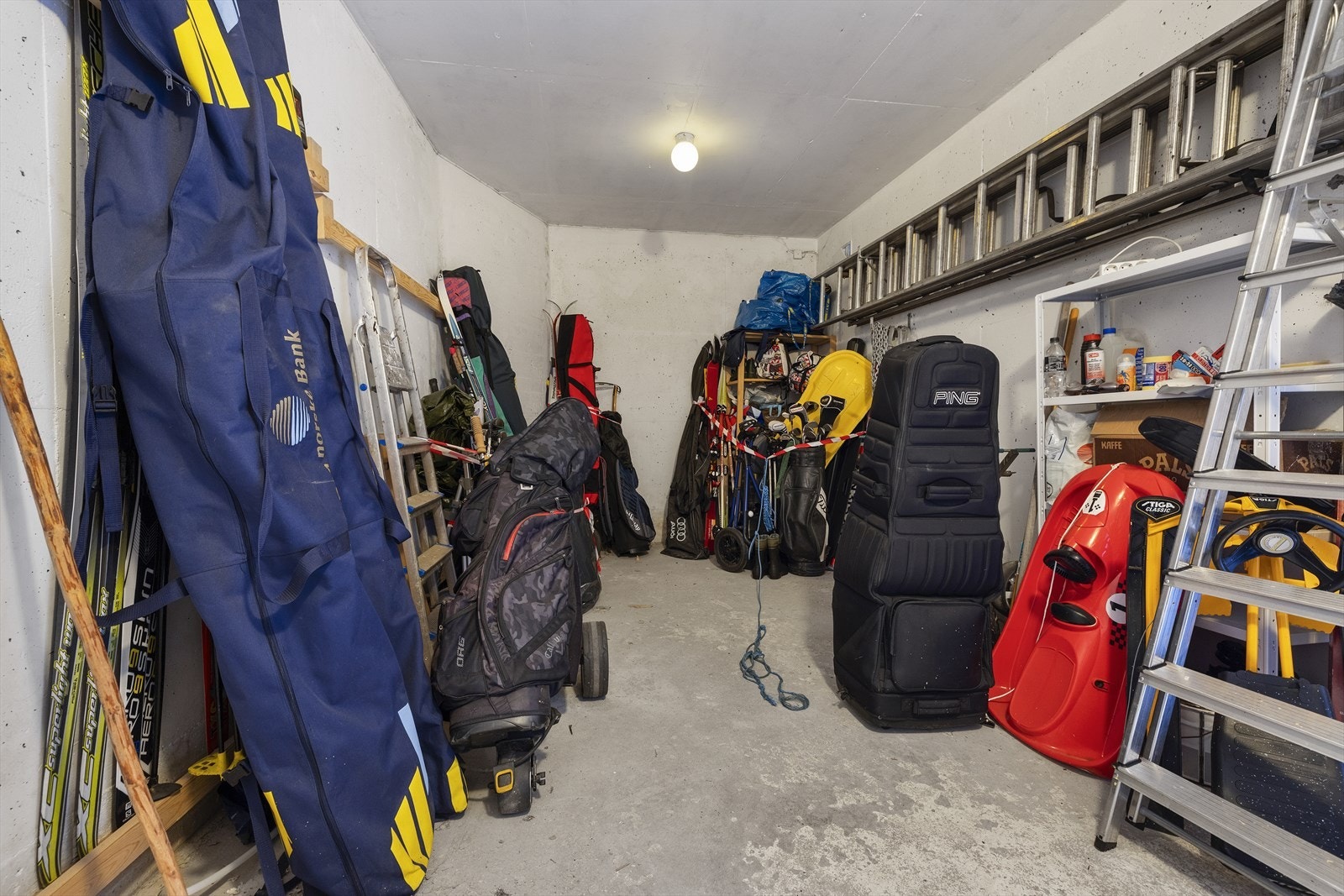 Sameiet har i tillegg to fellesboder. Den ene er utenfor garasjedør i 5.etasje for bl.a. skiutstyr. o.l. Galleribilde