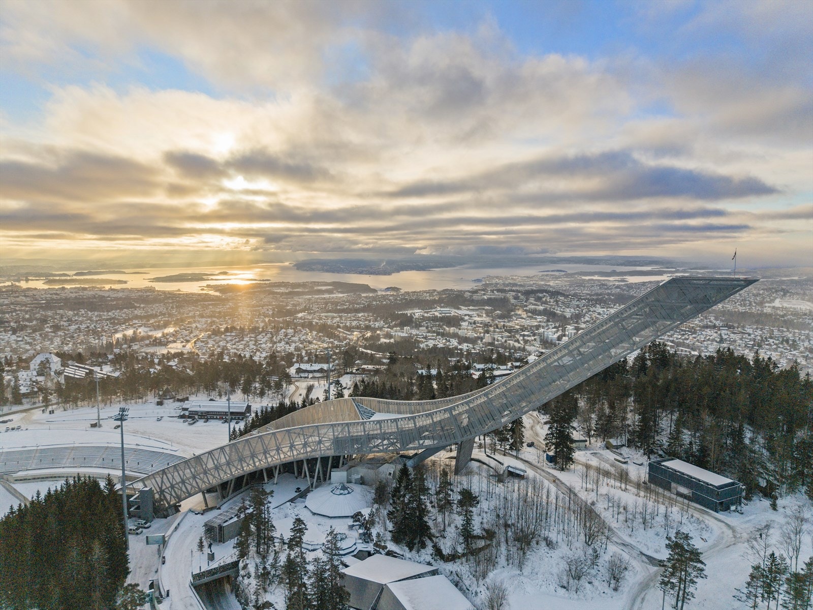 Fra eiendommen er det kort vei til Nordmarkas unike turterreng, med milevis av flotte skogstier og skiløyper. Holmenkollåsen kan også skilte med det fantastiske Riksanlegget, Korketrekkeren akebakke og Tryvann Vinter- og Sommerpark. Velkommen på visning! Galleribilde