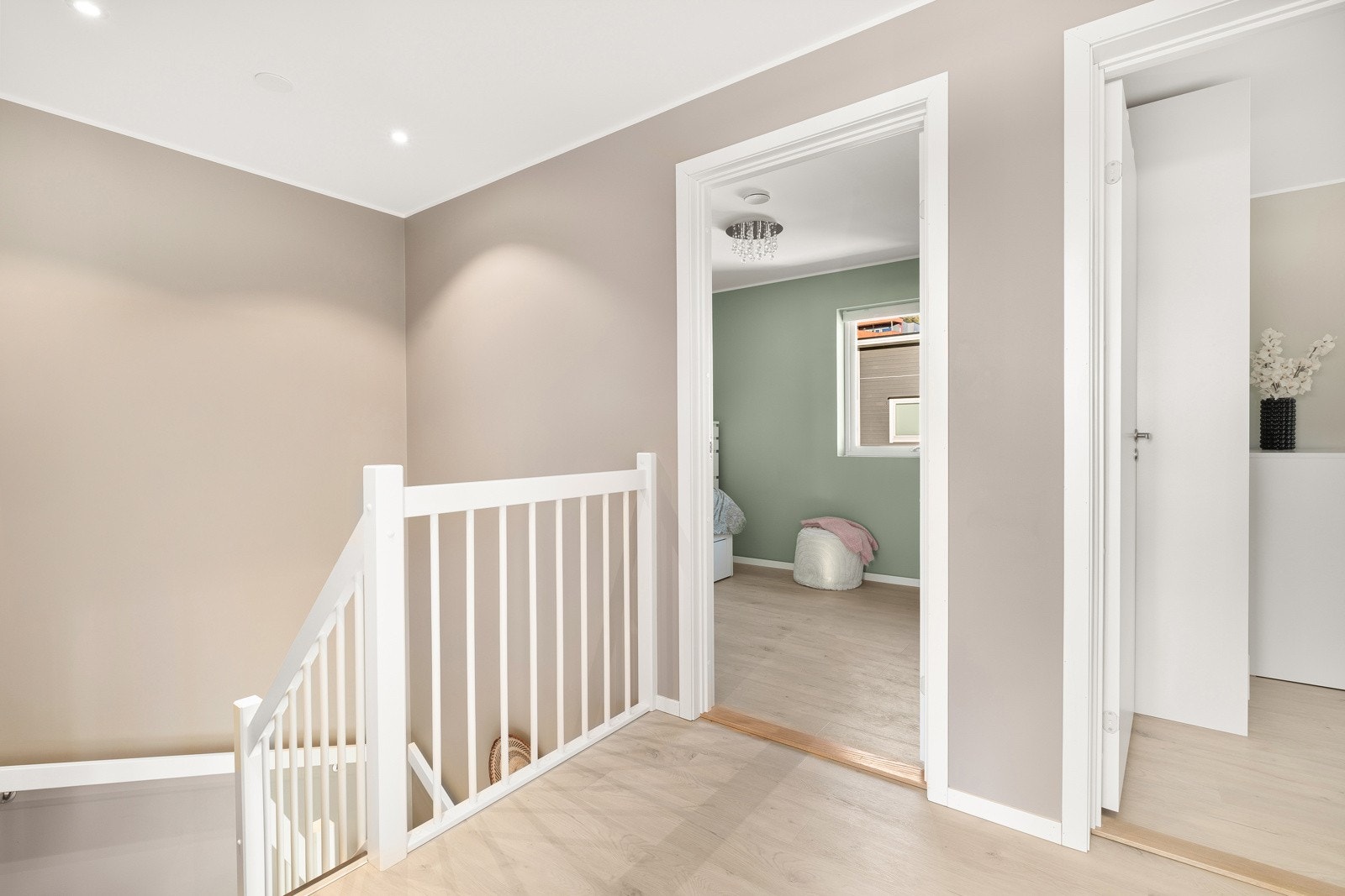 Videre til det første av tre soverom i 2.etasje. Galleribilde