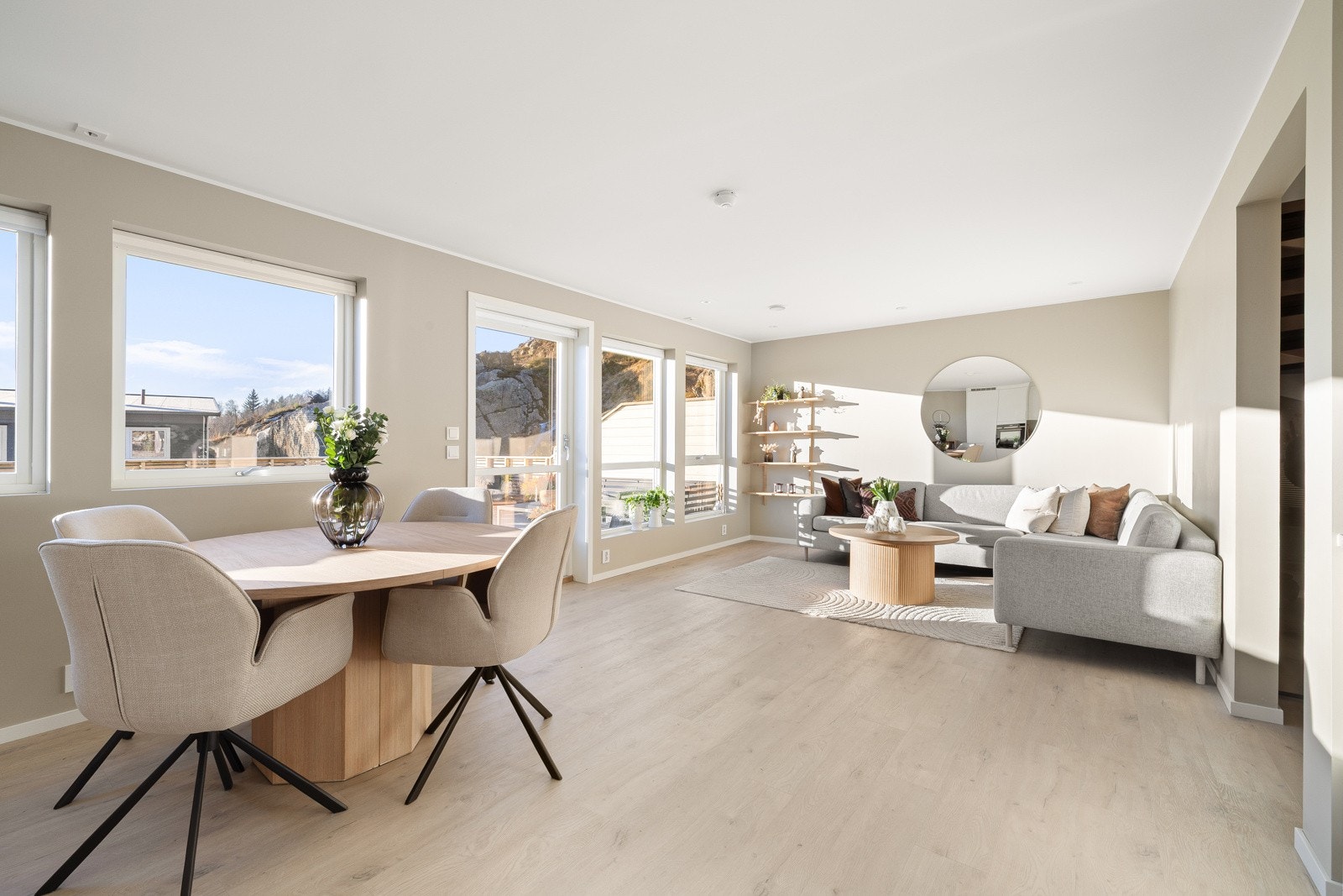 Boligens samlingspunkt inneholde en åpen stue/kjøkkenløsning. Galleribilde