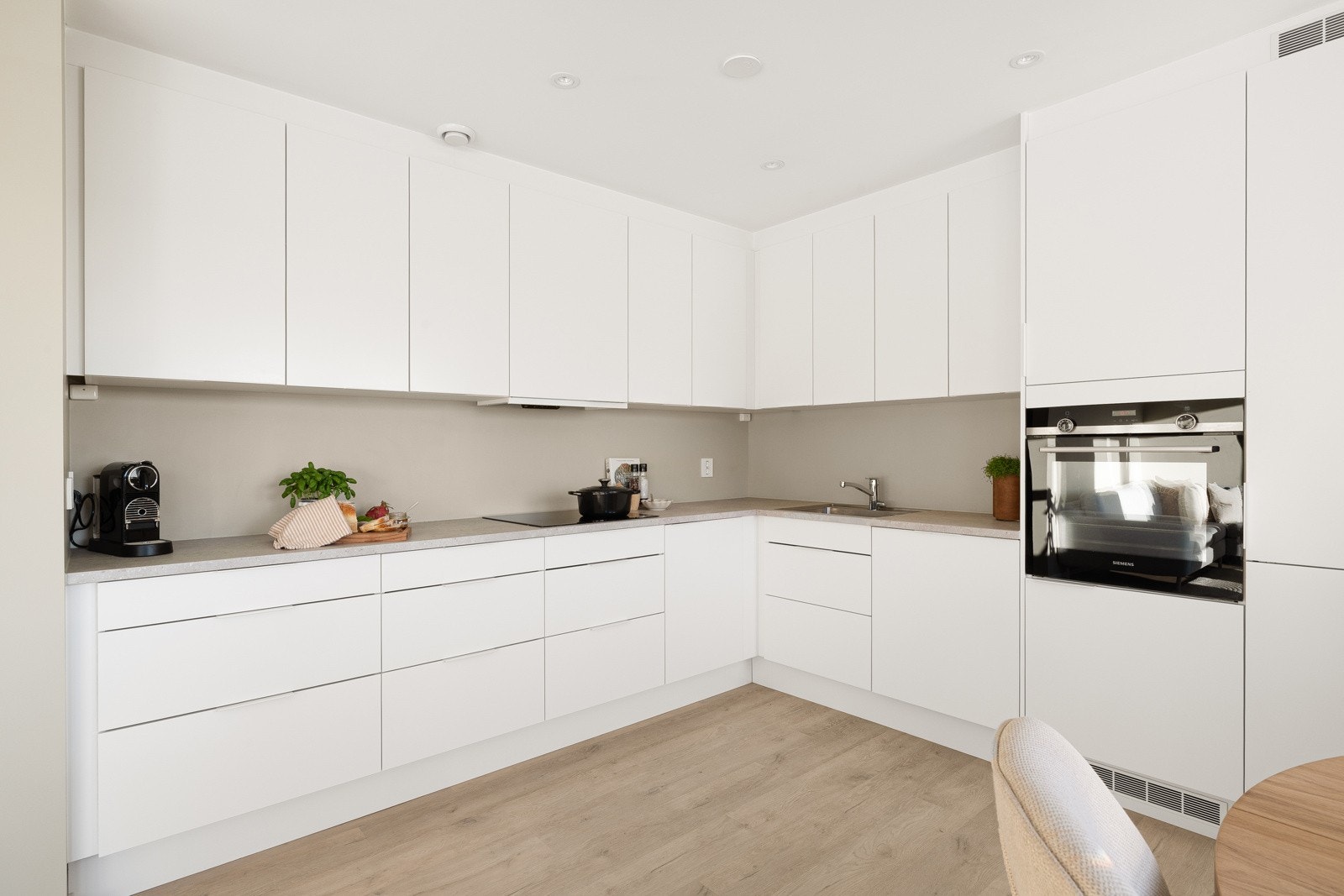 Her har man rikelig med plass i skap og på benk. Galleribilde