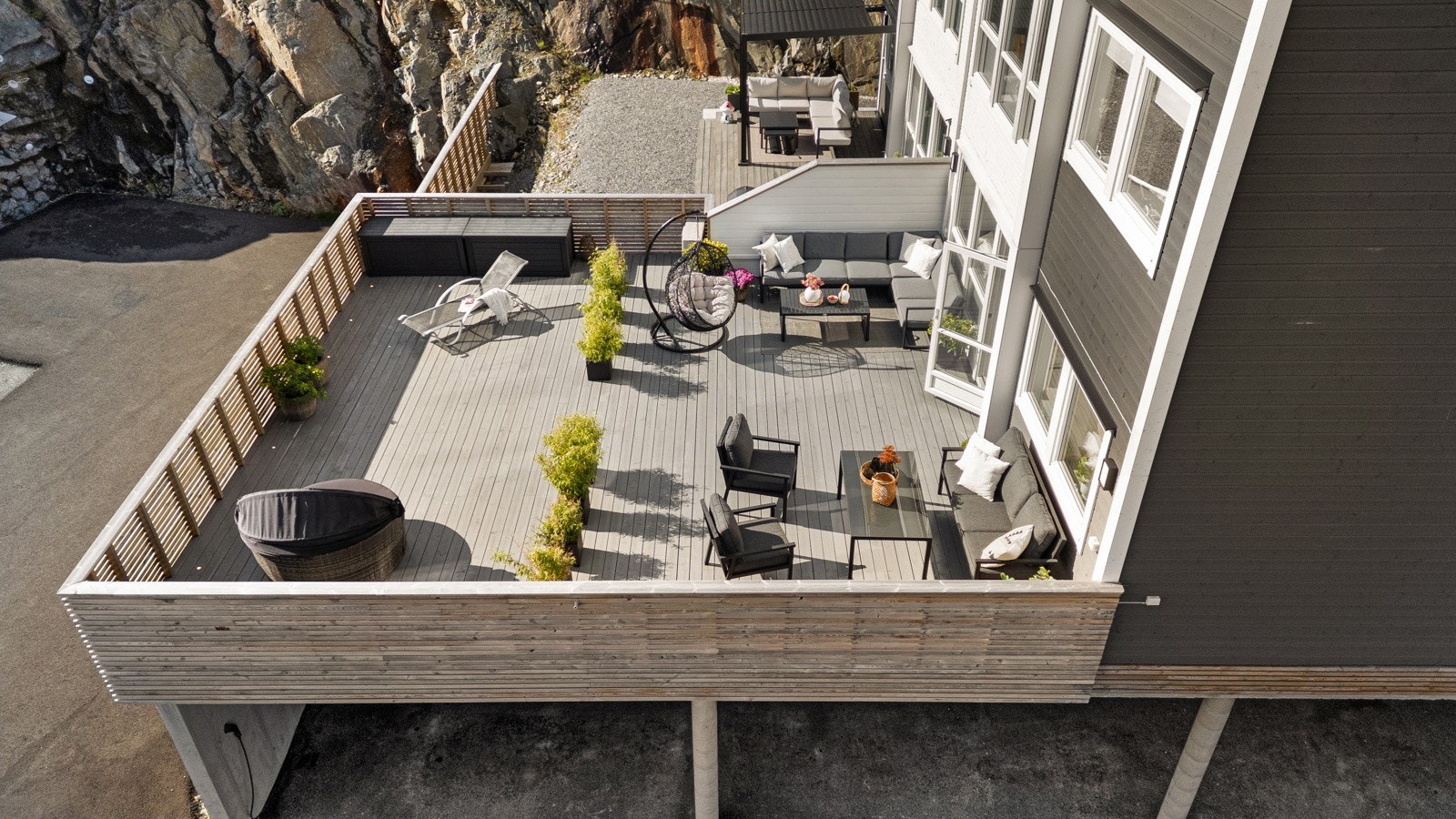 I tillegg har du gode shoppingmuligheter på Alti Askøy, samt et variert tilbud på Juvik med blant annet apotek, vinmonopol, klesbutikker og spisesteder. Galleribilde