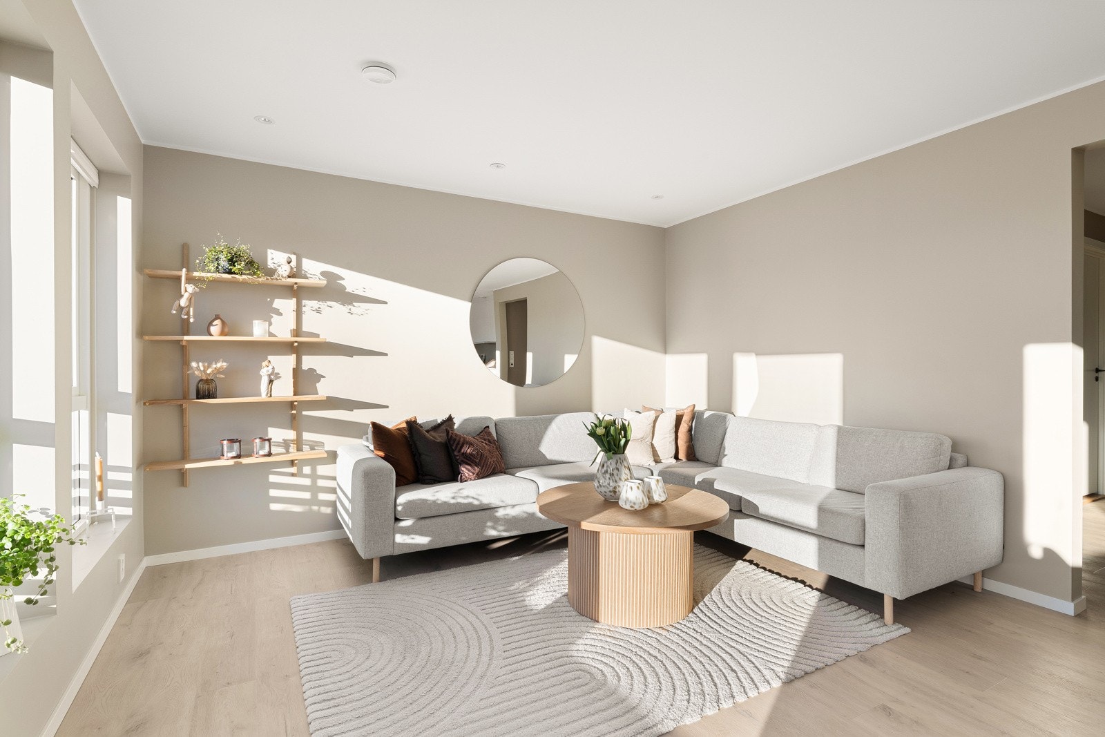 Boligen er nyoppført i 2024 og tilbyr blant annet stor terrasse/plattning, to stuer, to bad og 4 soverom. Galleribilde