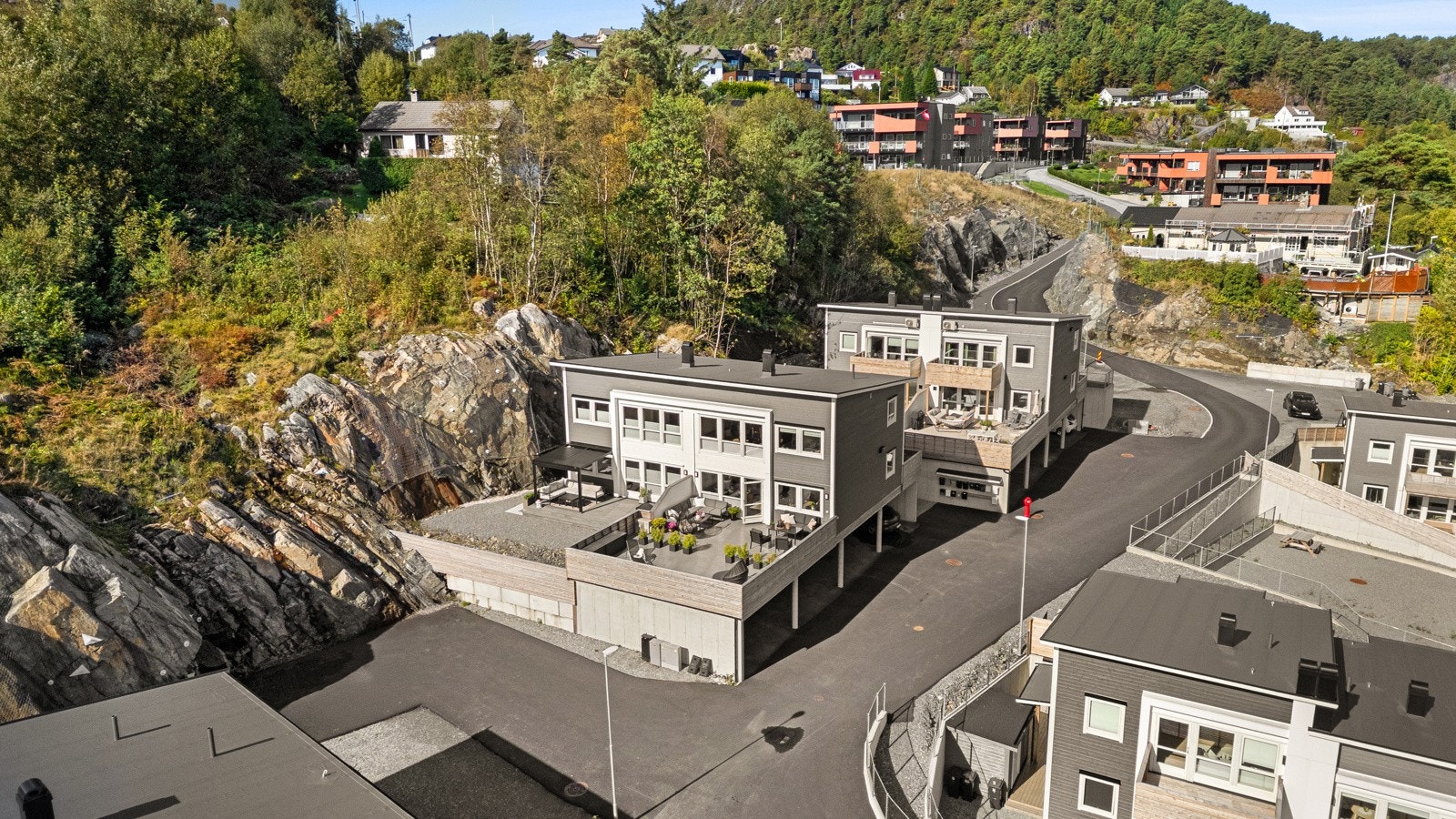 For barnefamilier er området svært godt tilrettelagt, med flere barnehager og skoler i gangavstand, blant annet Nab Skogen barnehage, Follese skole og Strusshamn skole. Galleribilde