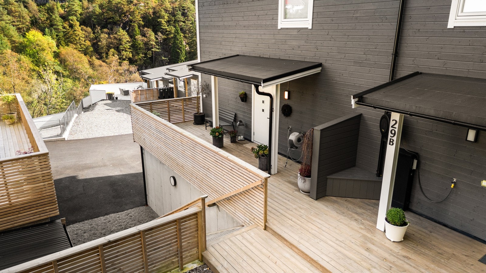 Eiendommen har en stor terrasse/plattning som gir optimale solforhold gjennom dagen. Galleribilde