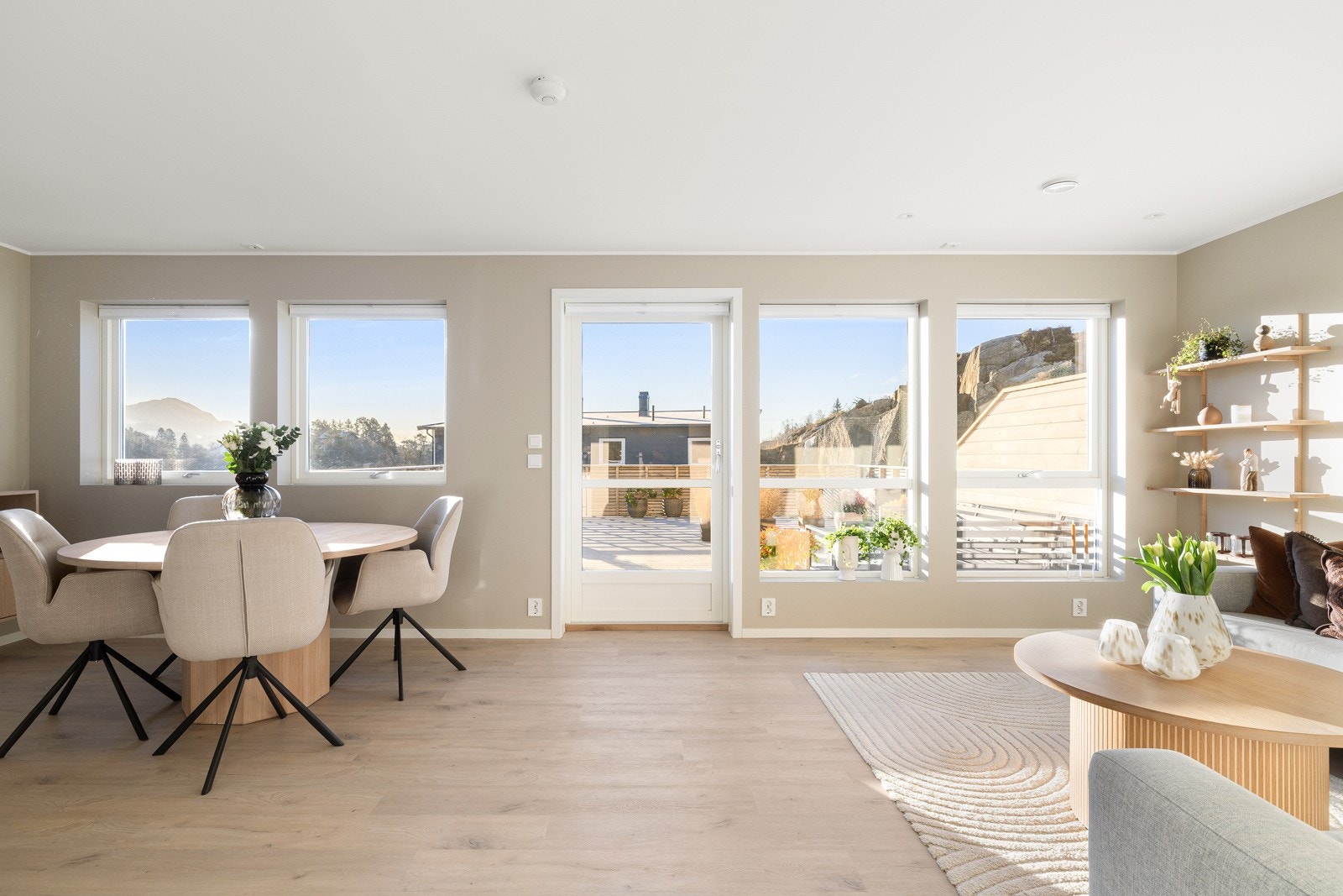 Området tilbyr vakker natur, nærhet til de fasilitene man skulle trenge i hveragen samt kort vei til Bergen sentrum. Galleribilde