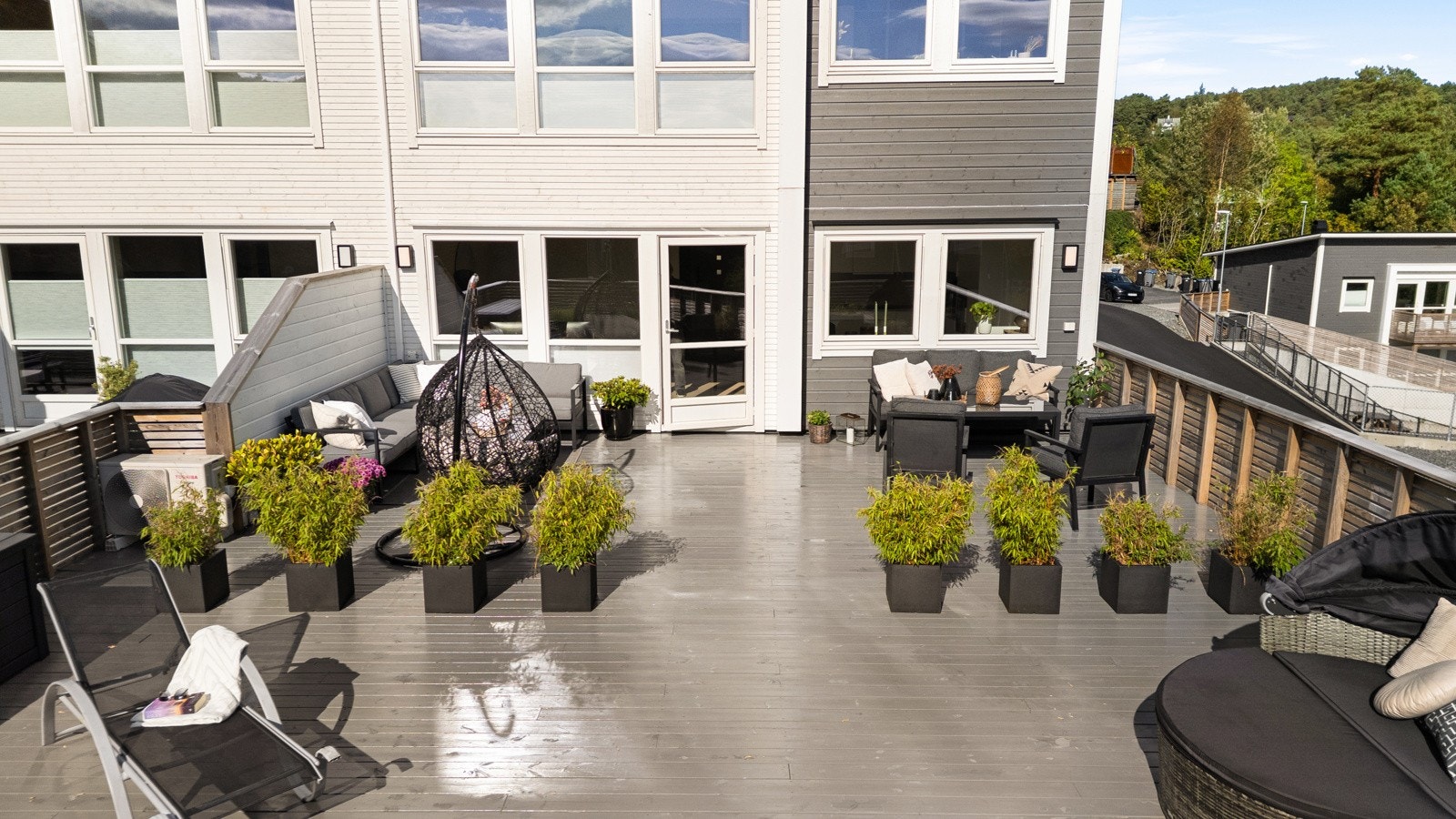 Nærmeste bussholdeplass, Lindhaugen, ligger kort gange fra boligen. Her går linje 402 med forbindelse til Kleppestø. Galleribilde