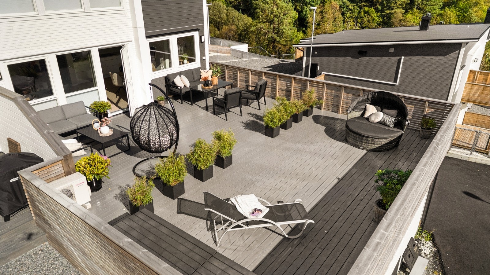 Fra Kleppestø går det hyppige bussavganger mot blant annet Bergen sentrum og øvrige deler av Askøy, og fra Kleppestø kai kan du ta hurtigbåt til Bergen sentrum. Galleribilde