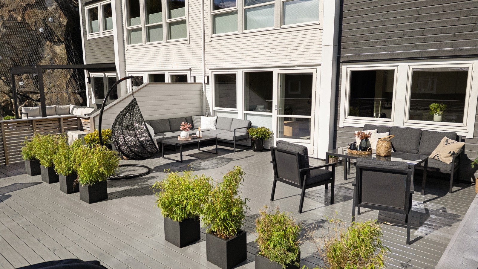 Med bil bruker du rundt 20 minutter til Bergen sentrum og cirka 25 minutter til Bergen lufthavn Flesland. Galleribilde