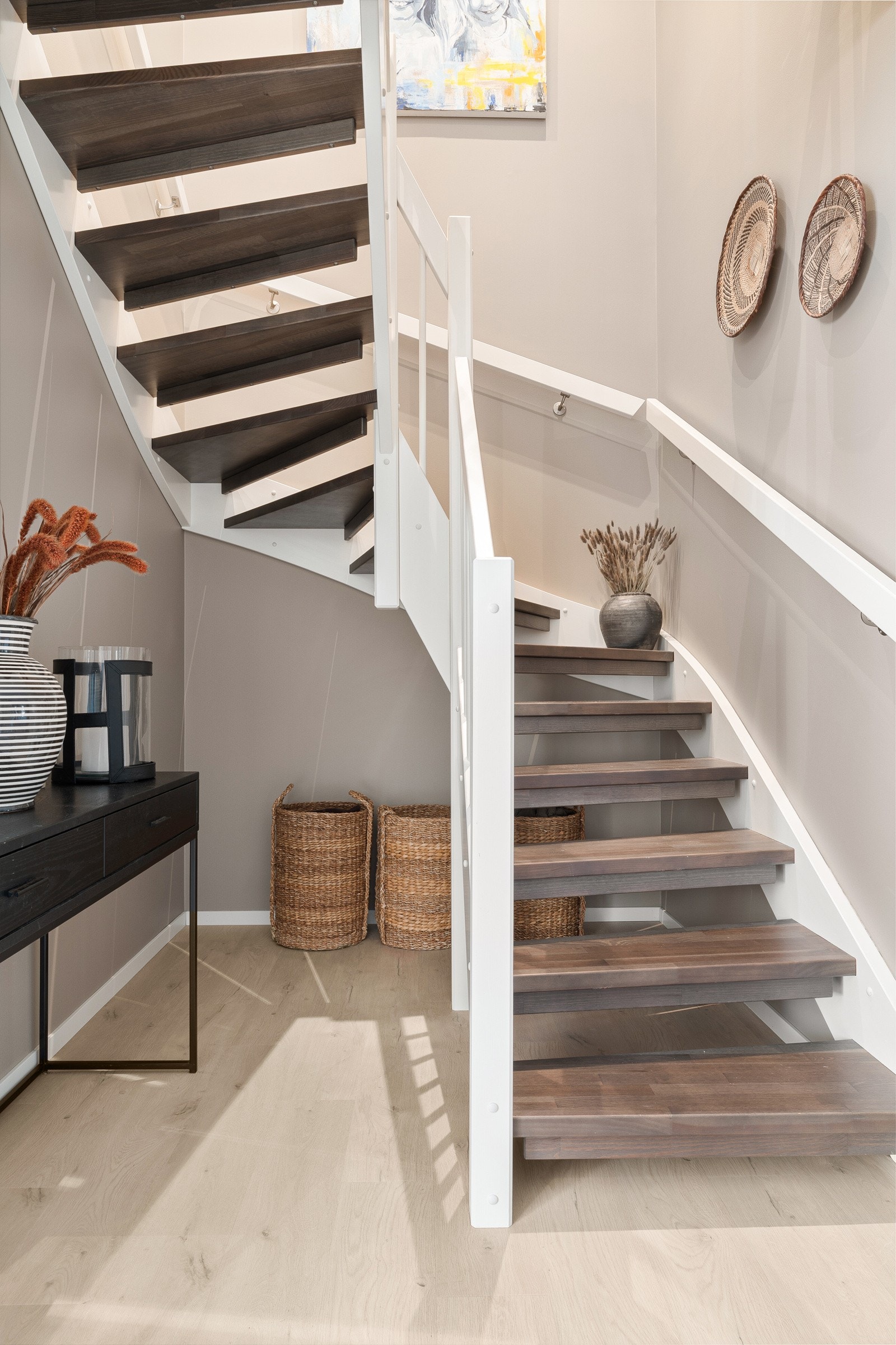 Her bor du i rolige og barnevennlige omgivelser med lite gjennomgangstrafikk, gode solforhold og umiddelbar nærhet til naturen. Galleribilde