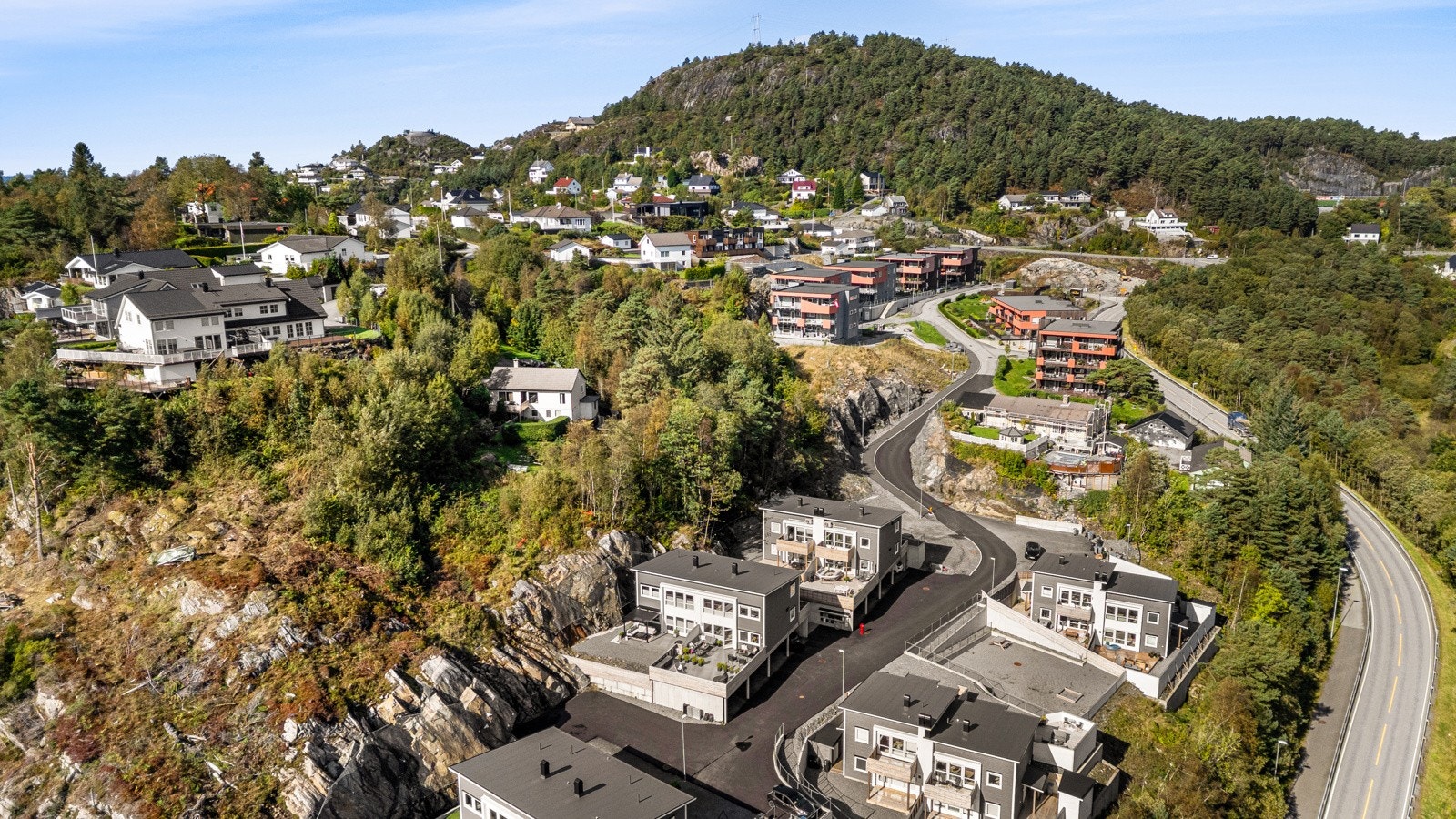 I tillegg finnes fotballpark, badeplasser og flotte tur- og rekreasjonsområder like i nærheten. Dette er med andre ord en beliggenhet som gir deg det beste av både natur, nærmiljø og tilgjengelighet - perfekt for en aktiv og komfortabel hverdag. Galleribilde