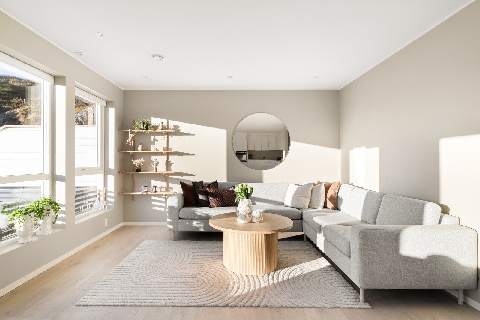 Boligen har store vindusflater som gir rikelig med lysinnslipp! Galleribilde