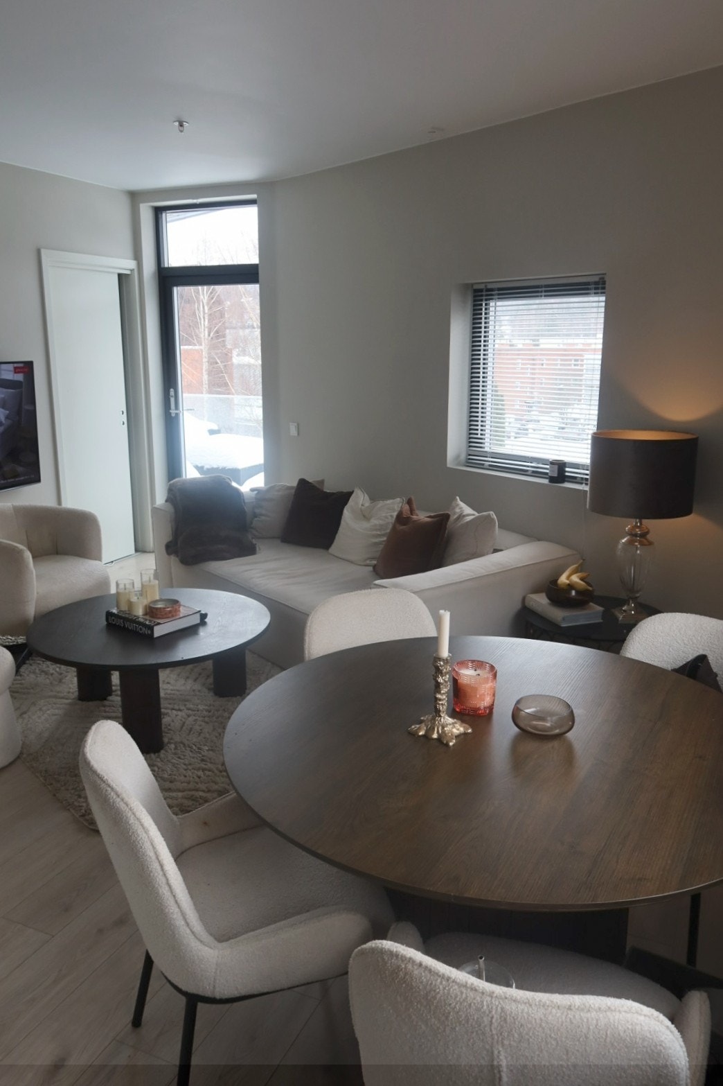 Stue i lyse farger og godt med dagslys. Galleribilde