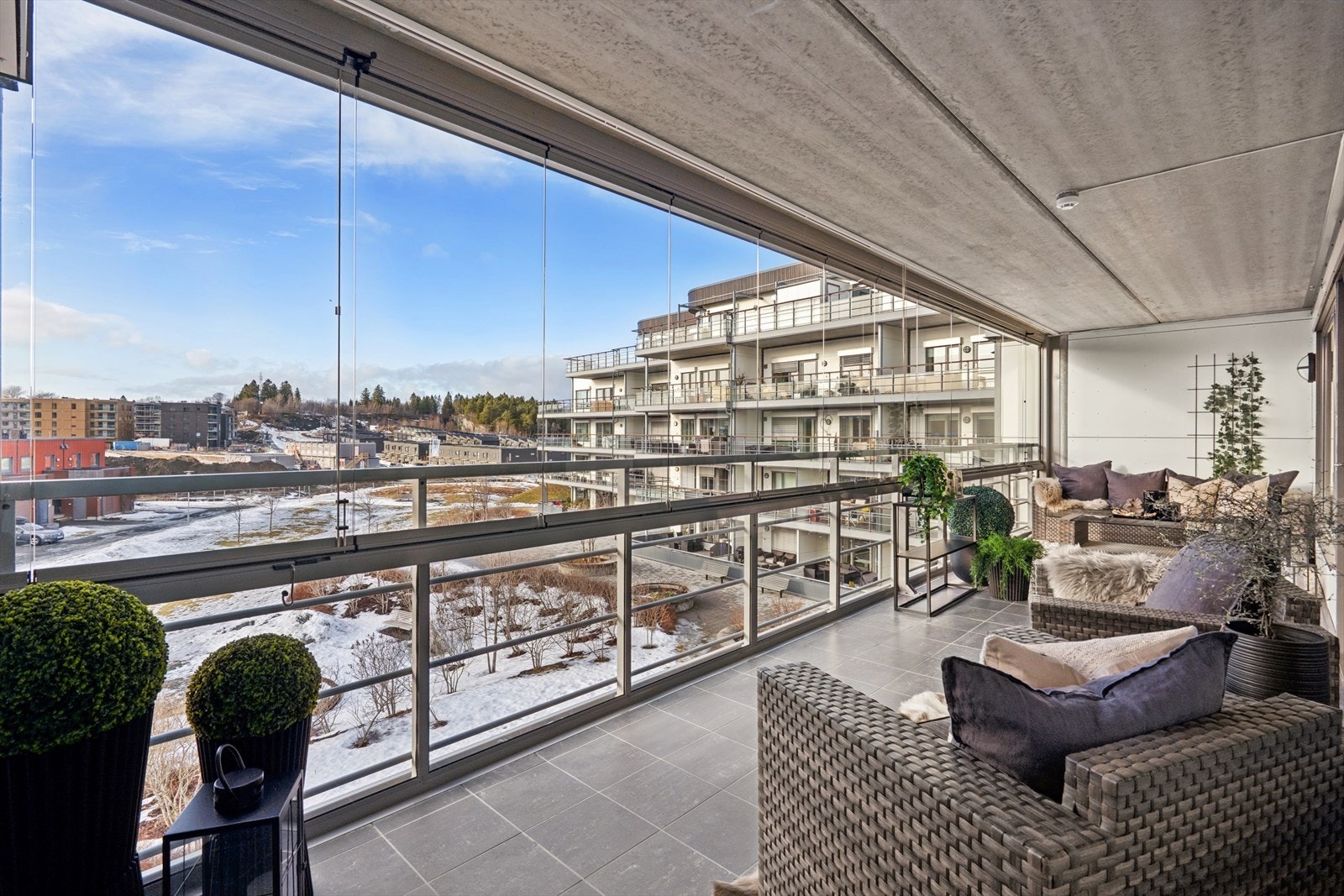 Leiligheten har en fantastisk vestvendt innglasset balkong på hele 22m² med gode solforhold. Galleribilde