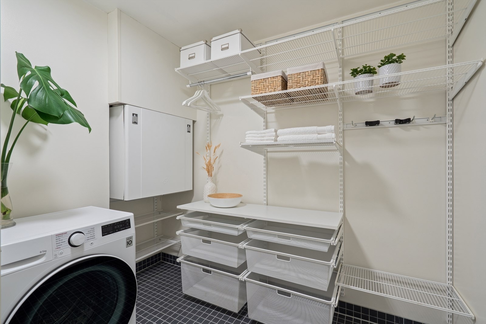 Fra badet har man direkte tilknytning til et meget praktisk vaskerom. Galleribilde