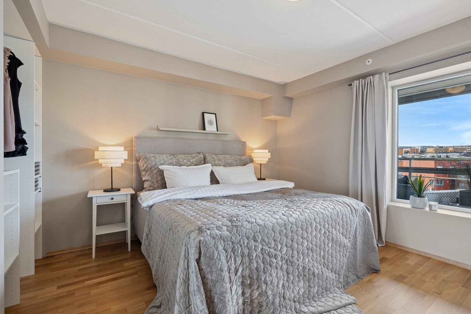 Soverommet er utstyrt med romslig garderobe. Galleribilde